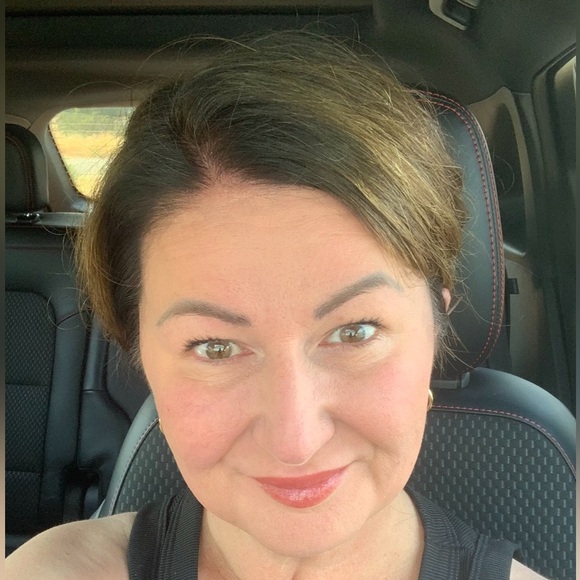 Meet your Posher, Apryl - Picture 3 of 4